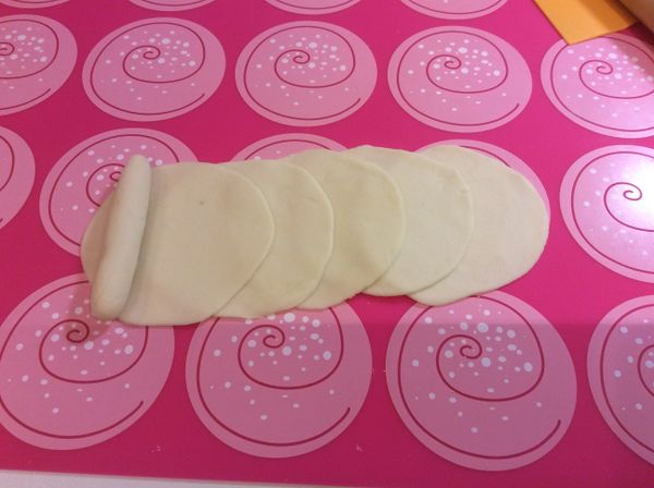 取其一做中心梗，其他五個桿成與梗一樣長（直徑）的圓形薄片，稍薄些做出來會比較漂亮