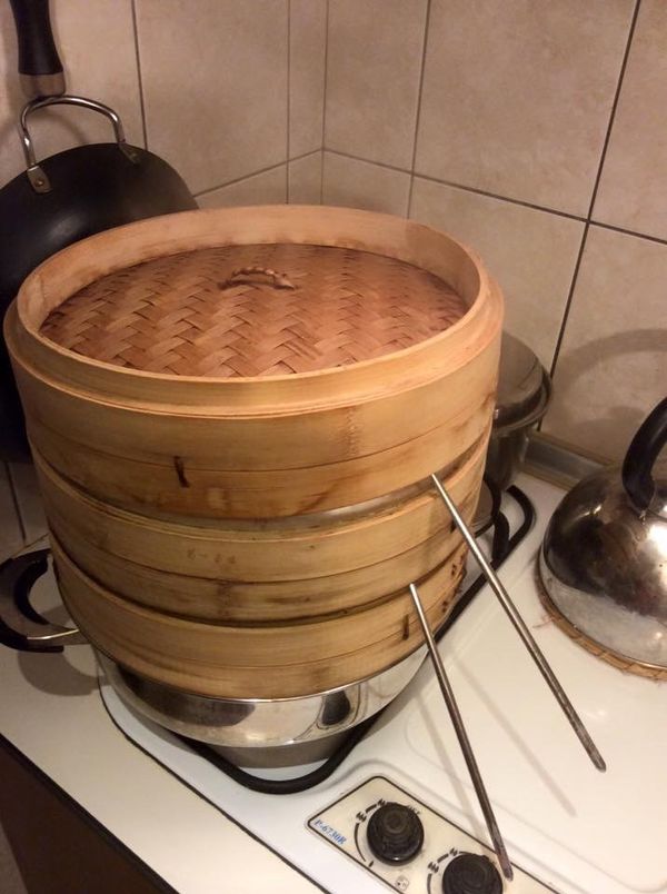 開中大火煮12～15分鐘，最後五分鐘前，關小火，開一點縫（不要全打開鍋蓋）插一支筷子讓蒸汽洩出，這樣饅頭表面才不會皺掉～