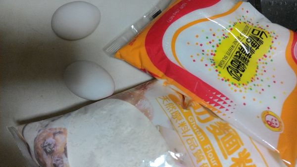 柳橙切片加糖和水(甜度隨個人喜好)煮至軟化成蜜柳片。