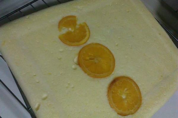 放涼。鮮奶油打發抹上奶油霜，入冰箱冰30分鐘再切開食用。