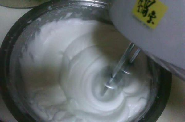 蛋黃糊:蛋黃.糖.牛奶.細白砂糖(量少的那一份).過篩低筋麵粉.發粉全部伴勻。
蛋白糊:蛋白加白醋 打至起泡， 分次加入細白砂糖打至蛋白硬性發泡。