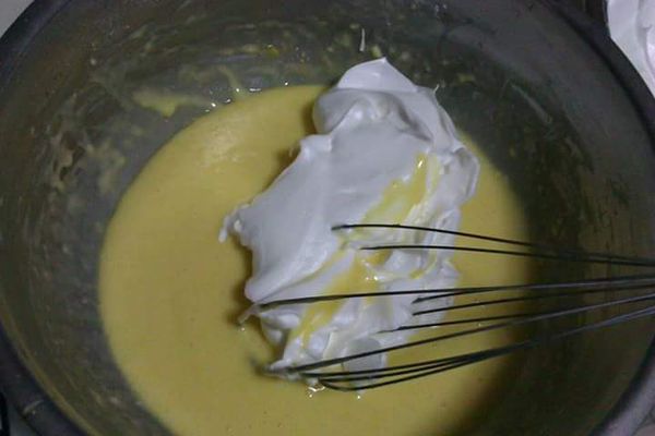 把一半蛋黃糊刮到蛋白中輕輕拌勻，再把蛋黃糊倒回另一半蛋白糊裡攪拌， 要確定盆底沒有蛋黃糊沈澱。
柳橙片排入烤盤(模底墊烤紙)把麵糊倒入，輕敲幾下使大氣泡破裂表面用刮板刮平，入烤箱180度烤20分鐘，用手輕按有彈性即烤好。