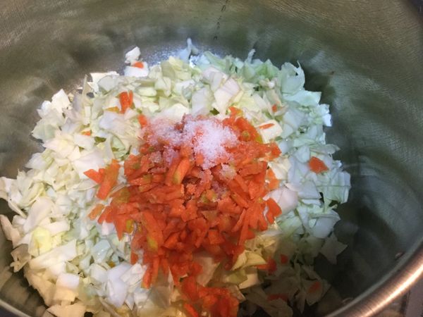高麗菜＋紅蘿蔔碎＋鹽巴抓醃去澀後擰乾水份備用