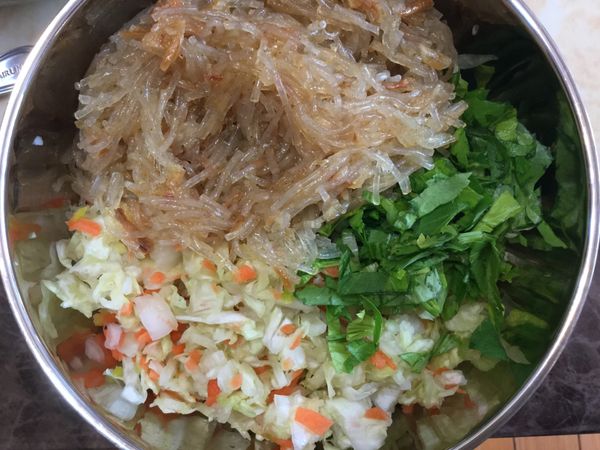 冬粉熱水燙軟加入調味料拌勻後以剪刀剪小段備用