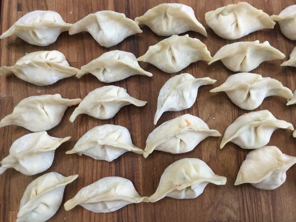 包好的餃子除了當天吃的其餘冷凍保存隨時都可食用