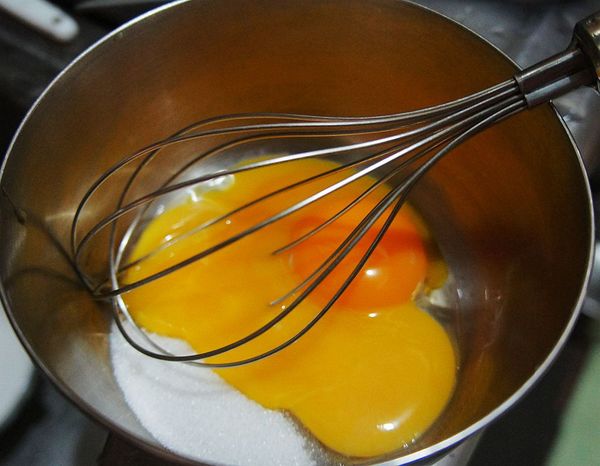 蛋黃加入細砂糖打至泛白後加入牛奶、植物油與橙酒攪勻，再加入已過篩低筋麵粉及玉米粉攪拌均勻即為蛋黃糊。