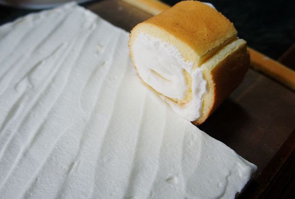 將蛋糕一條一條捲起。