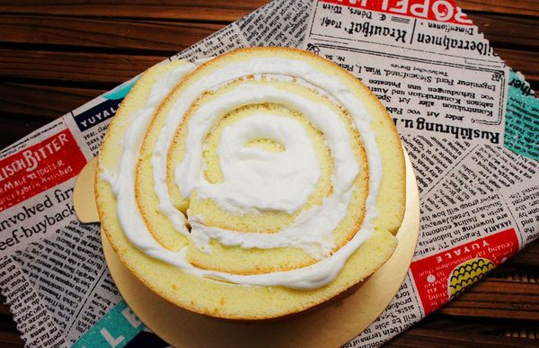 捲成漩渦狀放置蛋糕盤上後抹上剩餘鮮奶油。