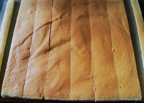 出爐後迅速脫摸將蛋糕邊緣的白報紙剝離蛋糕放涼，放涼後將橫向兩側各切除1.5cm，以直徑4公分平均分切成6等分。