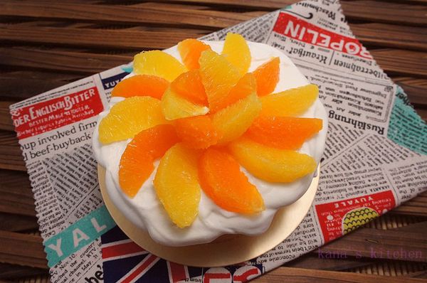 再將甜橙及茂谷柑瓣擺上裝飾即可。