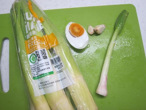 簡單的準備材料 第一次買全聯的筊白筍 品質很優ㄟ