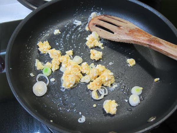再加入碎鹹蛋 一定要炒到蛋香四溢