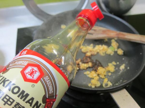 加入少許的醬油嗆鍋 讓醬油的香氣跟鹹蛋作結合