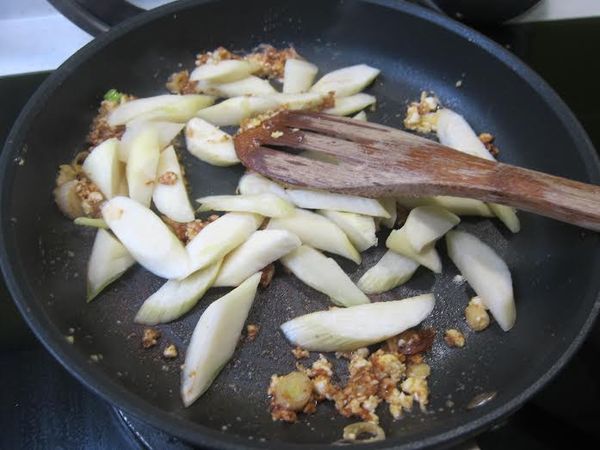 加入燙好的筊白筍片炒香