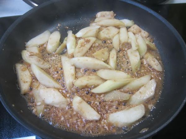 加入半碗水中火續拌炒