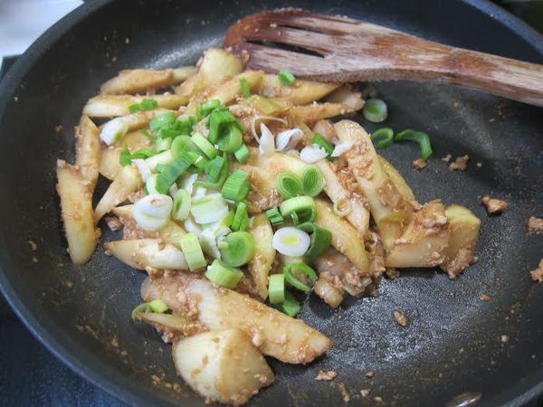 少許的鹽巴 胡椒粉 糖調味 炒至收汁就OK