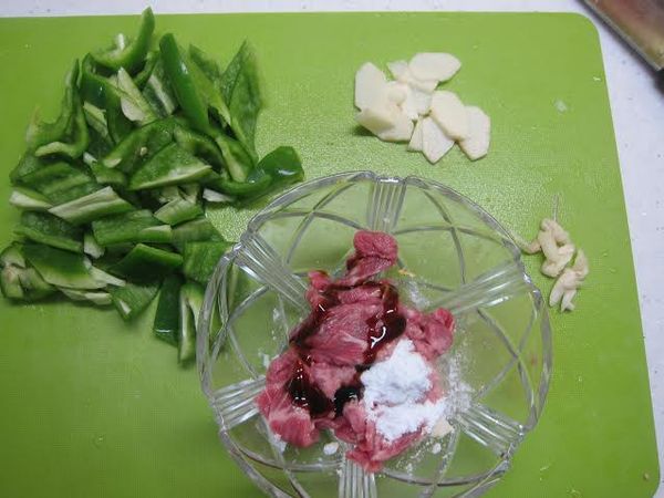 青椒斜刀隨意切,大蒜末切碎 ,牛肉片再切跟青椒差不多大小口感會比較一致,
(牛肉片用太白粉跟素蠔油攪拌醃一下)