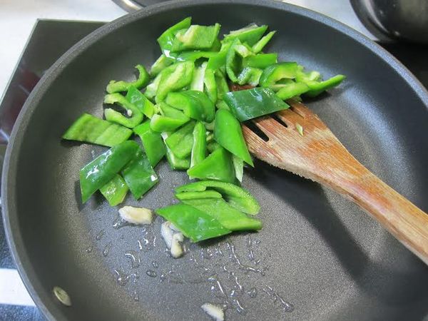 少油中火爆香大蒜後 在加青椒快炒