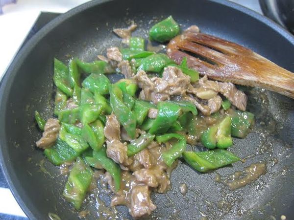 收至湯汁乾 有微微的勾芡狀(因為牛肉有醃過)就可以起鍋囉