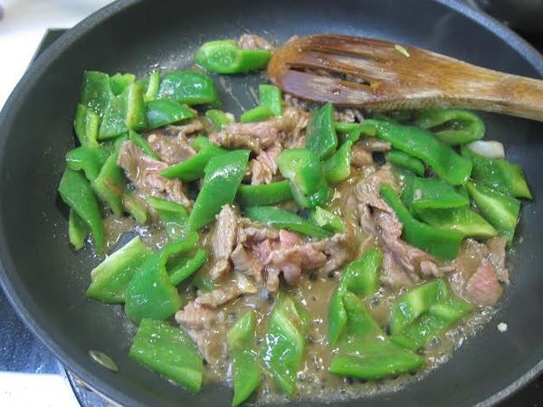 加入1/3杯水 中火快炒 少許的鹽巴調整味道