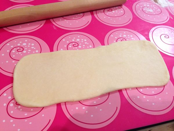 取出其一麵糰，桿成長方形