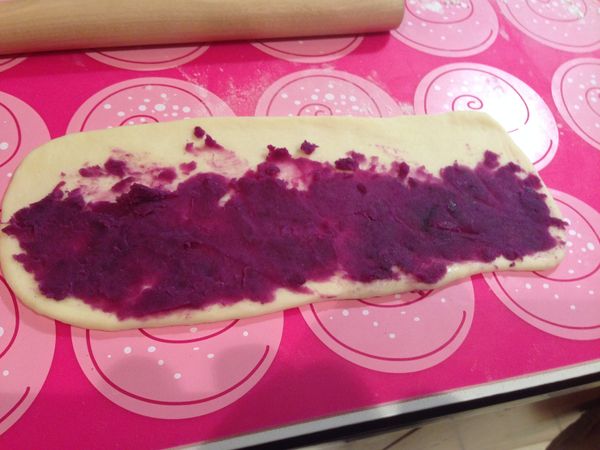 將紫薯泥(蔥花)均勻塗抹上去