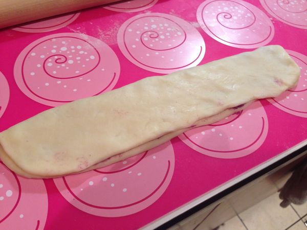 將麵皮對折，稍微壓平