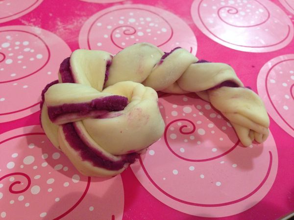 辮子編織完成後，捲成圓狀