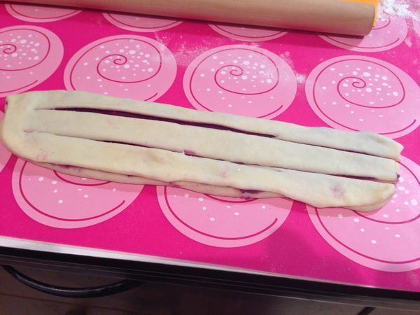 用切割版均勻切割成三長條(頭端勿切斷，保留約一公分)