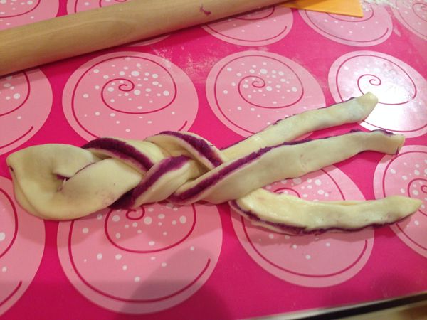 做三股辮子編織(盡量將衡切面朝外，露出紫薯泥，卷起來會較漂亮)