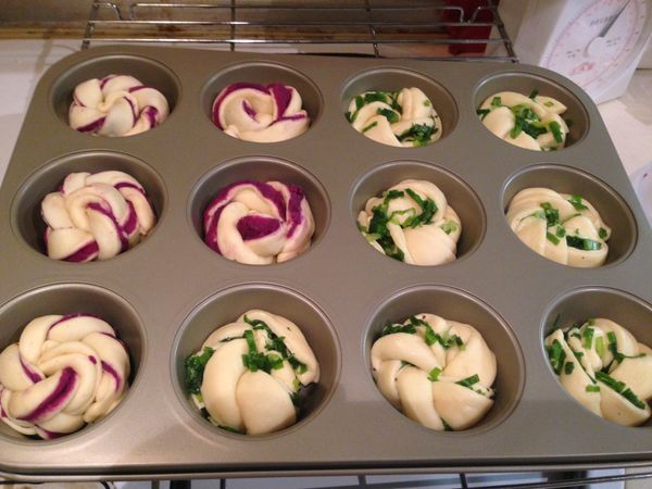 整型完成放置瑪芬模內，放烤箱(可加熱水)終發60分鐘（最後15分要取出讓烤箱預熱至190度）