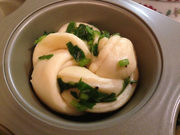 蔥綠花捲以同樣方式整形