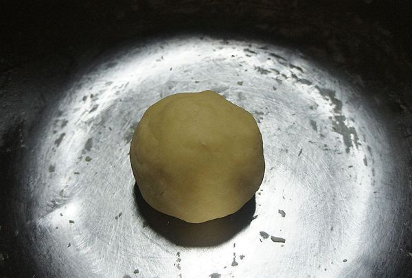 再搓成光滑的油酥麵糰平均分成6等分滾圓。