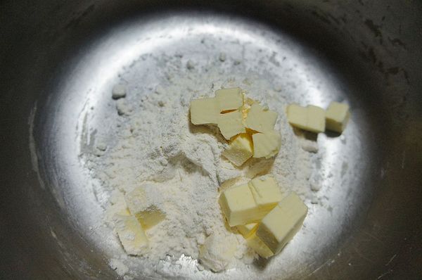 油酥:將無鹽奶油切小塊與中筋麵粉拌切混和。