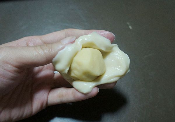 麵團鬆弛好後將油酥包入水油皮中。