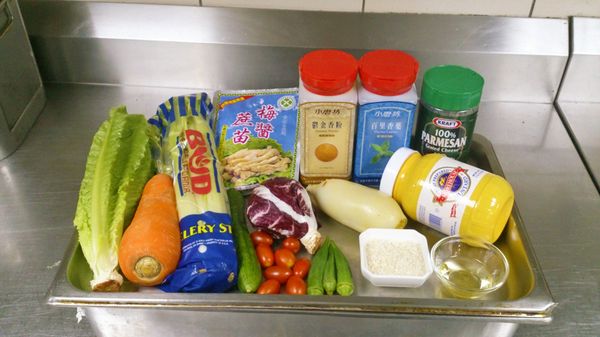 先把白米加入少許鬱金香粉和百里香葉和起司粉和約1匙的鹽巴/用中火去蒸30分。