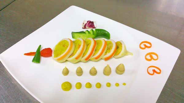 把蒸好的米飯-在加入切小丁的蘿蔓生菜和西芹丁拌勻。在把花枝身燙熟.擦乾塞入米飯。放入冷藏約20分。在切厚片備用。（小蕃茄油炸*在把皮往後剝開+秋葵燙熟冰鎮備用）。