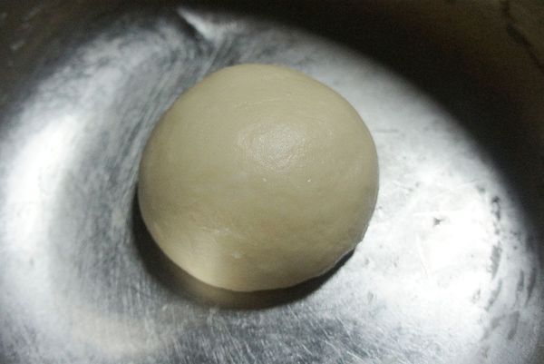 將所有水油皮材料攪拌均勻揉至表面光滑平均分割成6小塊滾圓鬆弛20分鐘。