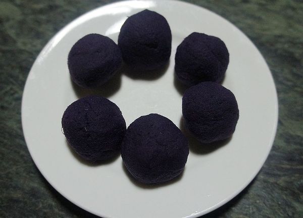 紫薯蒸熟趁熱壓成泥加入糖粉及牛奶拌勻平均分成6等分。