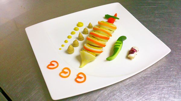 把甘蔗筍剝開剩根部+小黃瓜腌鹽巴斜切備用+紅蘿蔔切條狀腌鹽巴備用+紫高麗菜剝小片冰鎮備用。