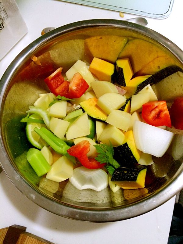 6. 土雞烘烤時、把蔬菜清洗切塊備用。（黃椒、紅椒、馬鈴薯、芹菜、南瓜、洋蔥、2片檸檬、3粒去皮蒜頭）