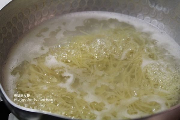 先將鍋內加鹽巴水煮滾，後加入義大利麵條(因為懶散，所以選擇了天使麵)
大約煮到6分熟即可。取起泡冷水。