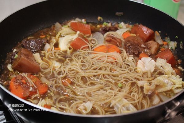 接者將之前沒食完，的燉鍋取出，加點水後入鍋與麵拌炒。
同時在烤箱內烤香酥雞塊(最好烤到乾乾的)。