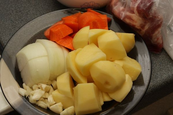 所有材料切塊備用，馬鈴薯可以稍微切大一點。蒜頭切碎備用。