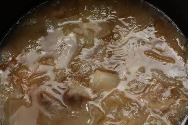 加入兩碗水，燉15分鐘。加入馬鈴薯、胡蘿蔔、放入第三碗水再燉15分鐘。熄火，放入100g的咖哩塊(他有壓線)悶10分鐘。