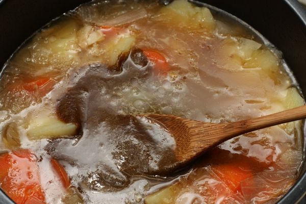 咖哩融化了，這時候再攪拌就很輕鬆，開小火邊攪散到滾就可以吃了。隔餐更好吃喲~