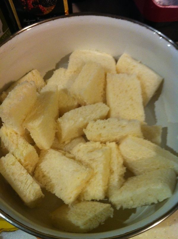 將牛奶加熱，取出微溫的150cc加入麵包丁(只要牛奶浸滿麵包丁即可，稍微壓一下，浸滿牛奶）