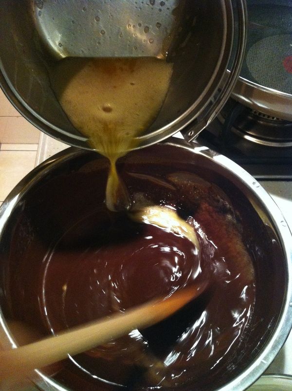 步驟4 加入 步驟3巧克力 攪拌均勻，再加入核果