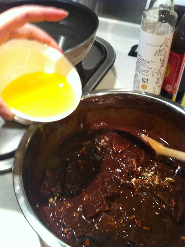 奶油融化，趁熱慢慢加入步驟5，趁微溫時趕快攪拌，避免油水分離