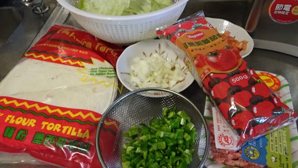 準備的食材如照片，洋蔥與青椒與牛番茄切小丁狀。